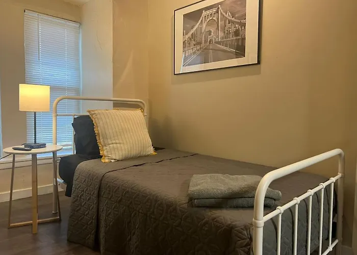 Funky 3rd Floor 5 Beds With Sofa Bed Wifi Holiday home Pittsburgh